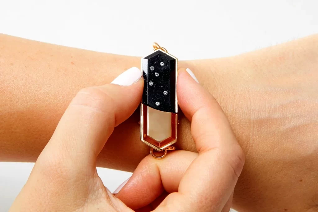 How are technology-driven jewelry trends luring millennials? 